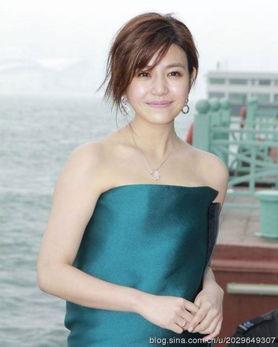 女明星脱了胸罩走光,意外走光！女明星胸罩脱落瞬间引发热议